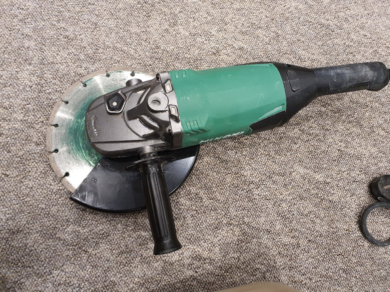 Angle grinder with disc