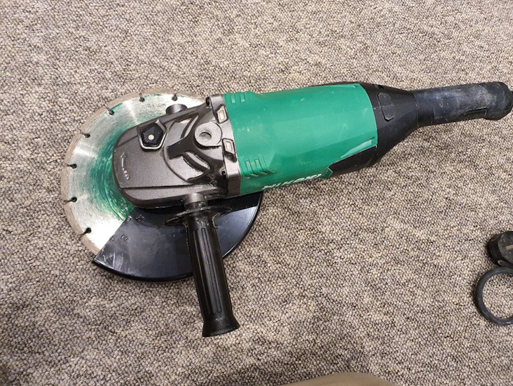 Angle grinder with disc