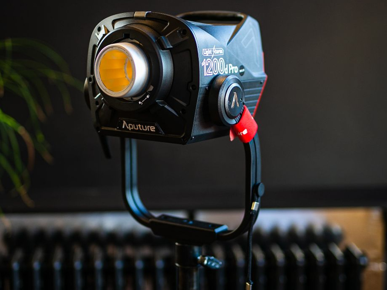 Aputure 1200d + accessories 
