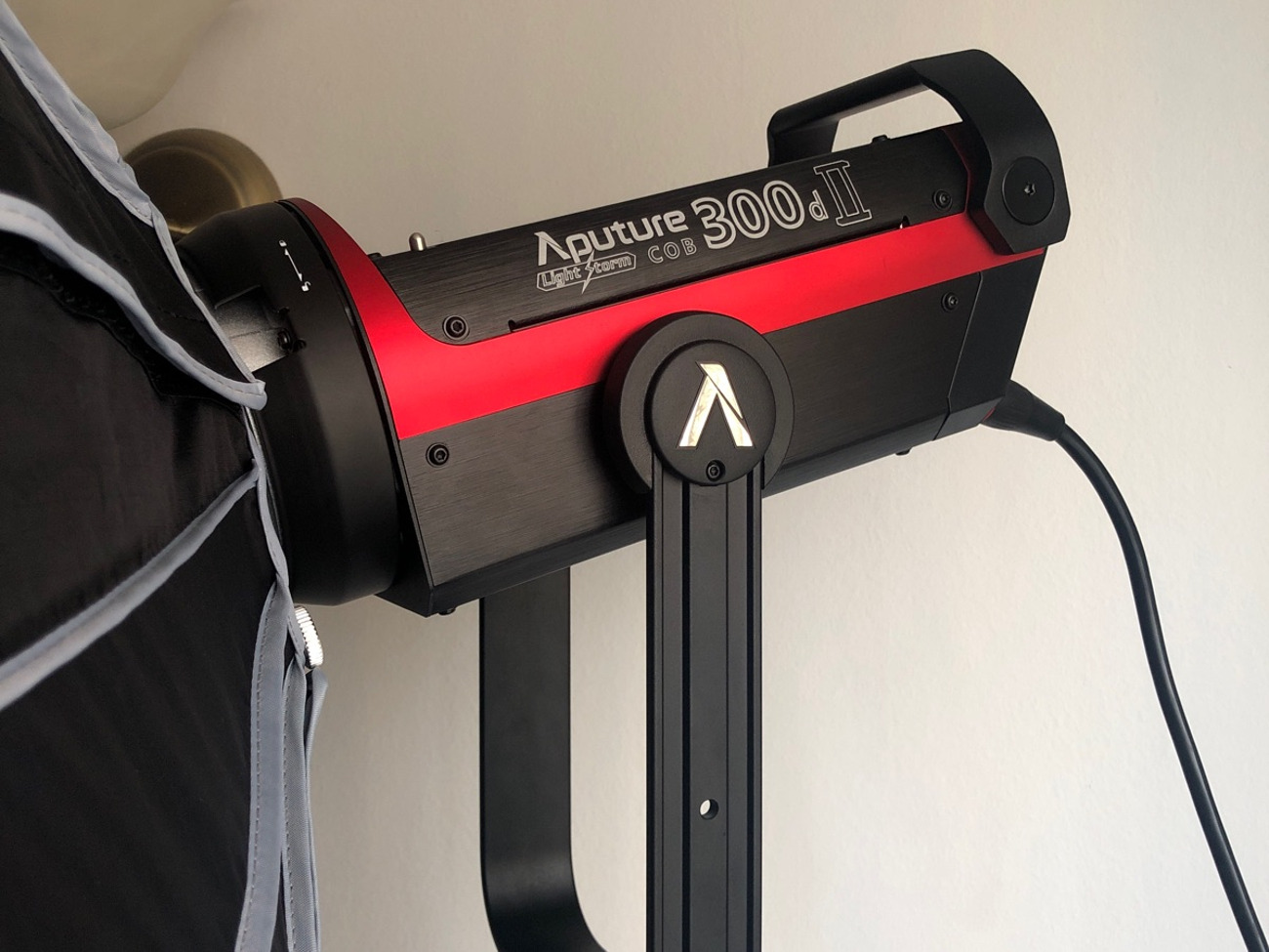 Aputure 300d ii + lightdome + c-stand with boom arm