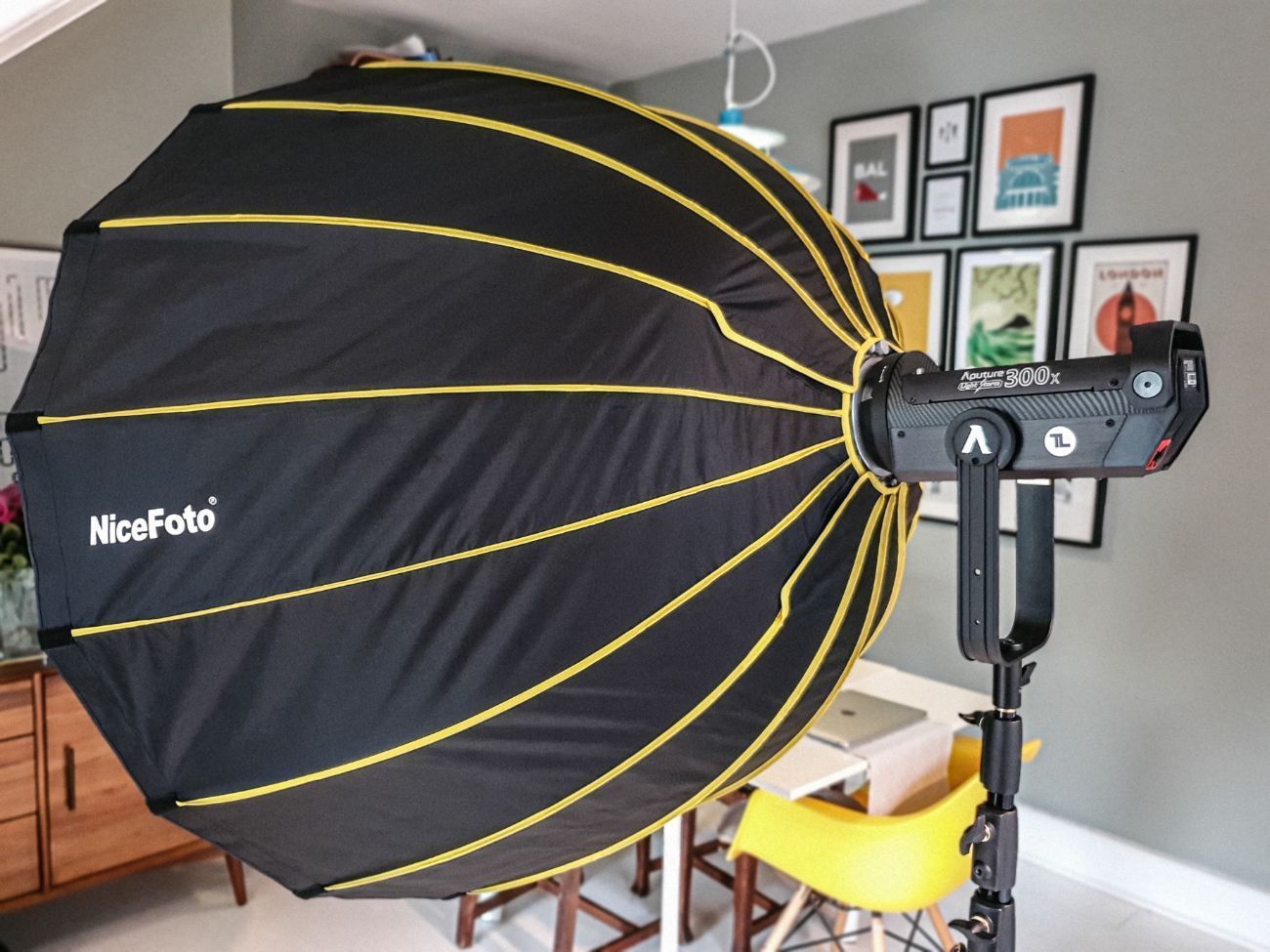 Aputure 300x (bi-colour) + 120cm light dome + batteries 