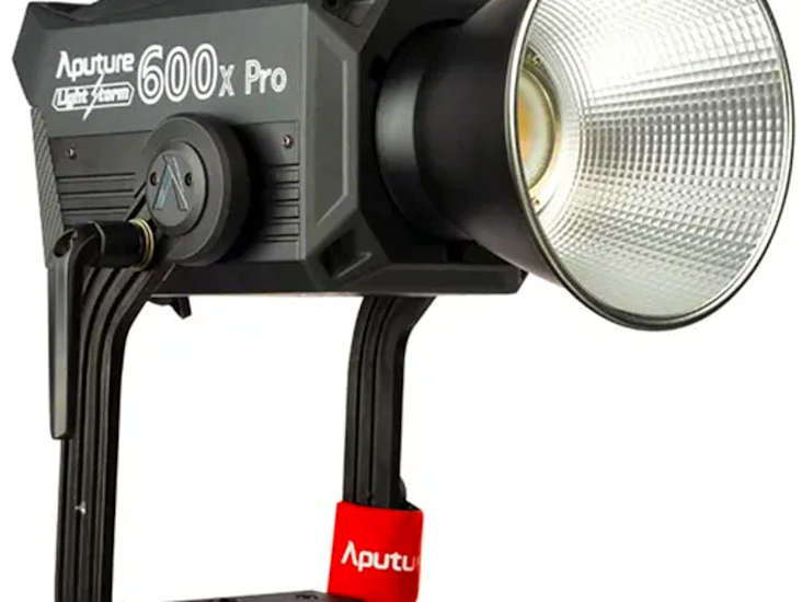 Aputure 600x pro + f10 fresnel + barn doors