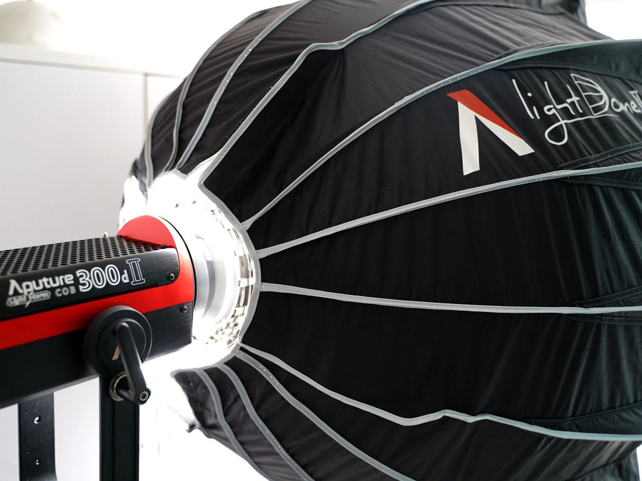 Aputure lightstorm 300d mkii with aputure dome  + stand