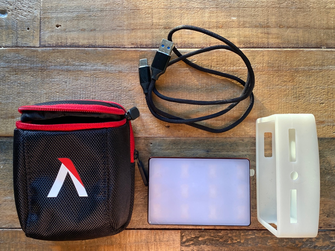 Aputure mc led film light rgbww 3200k-6500k