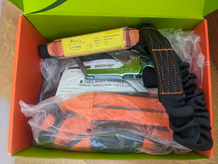 Aresta 2 point harness with eeze-klick buckles