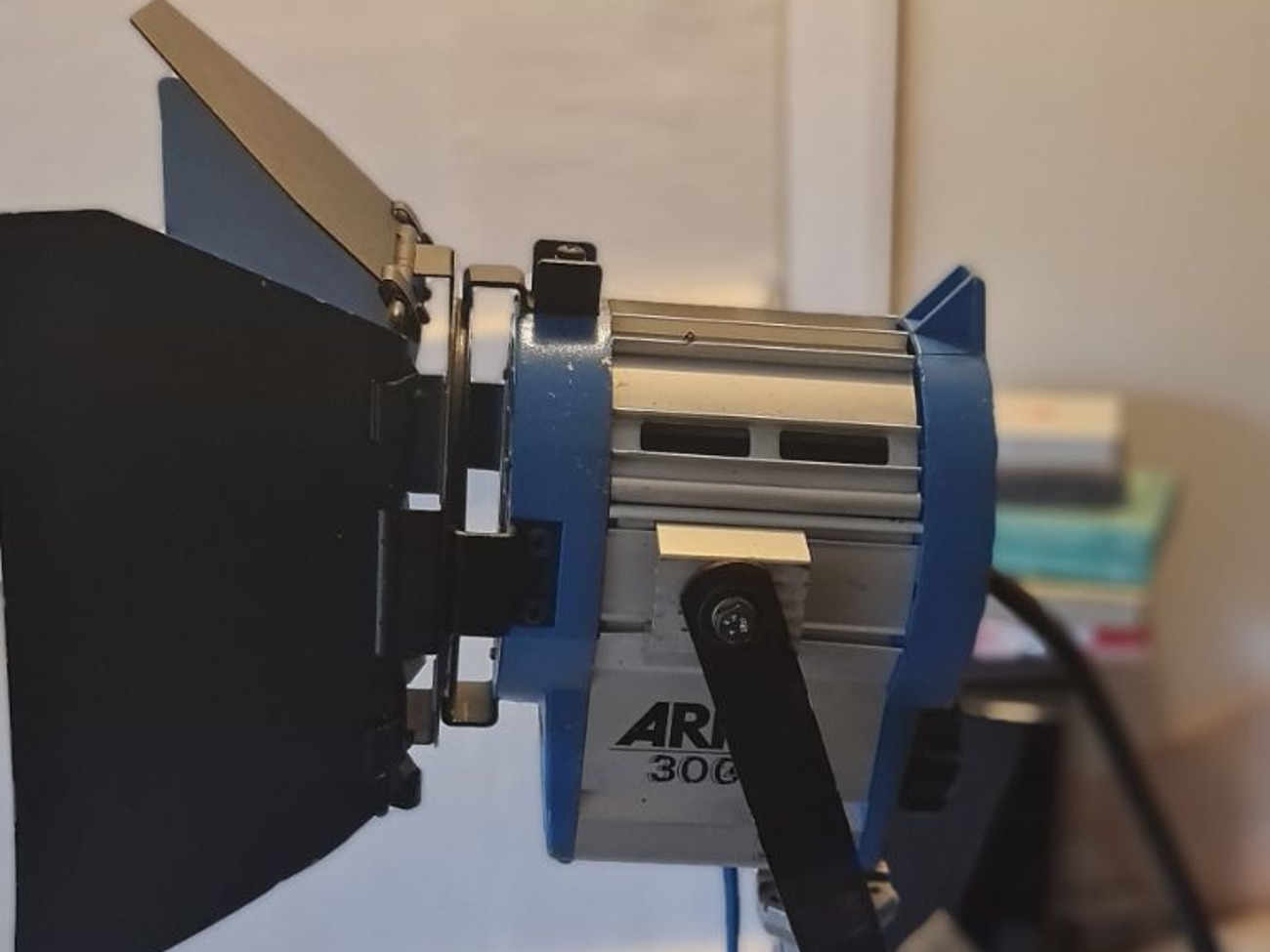 Arri 300 plus - 300w tungsten fresnel - barn doors inc.