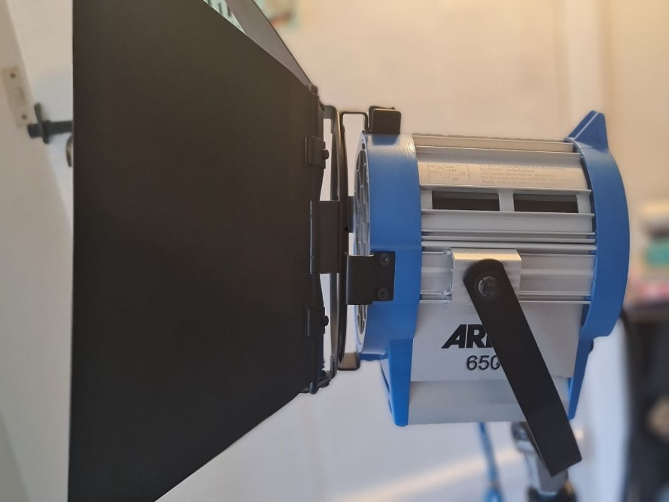 Arri 650 plus - 650w tungsten fresnel - barn doors inc.