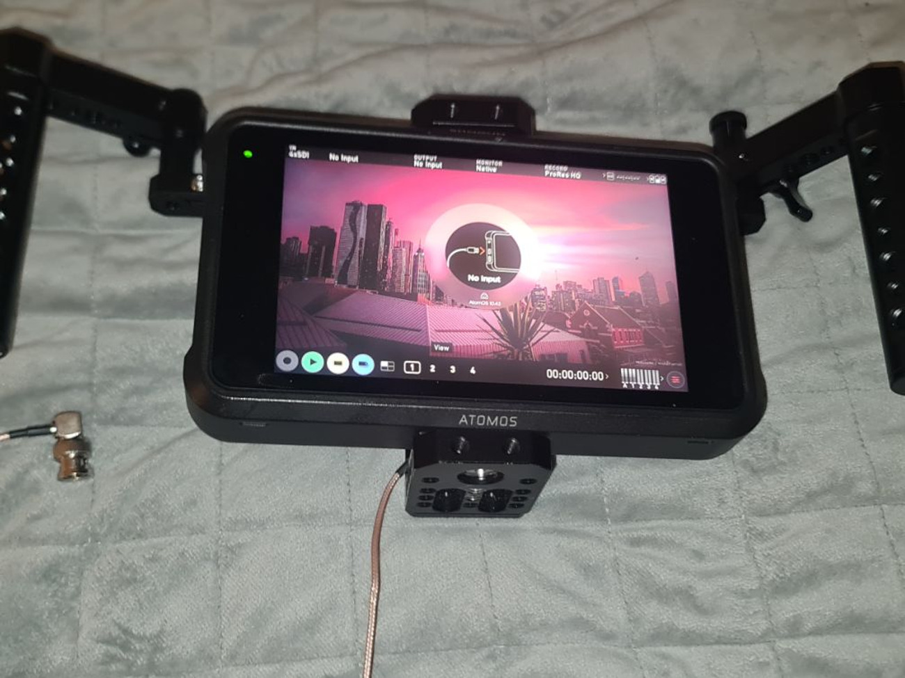 Atomos shogun 7 4k cinema monitor + recorder with handlebars - directors monitor