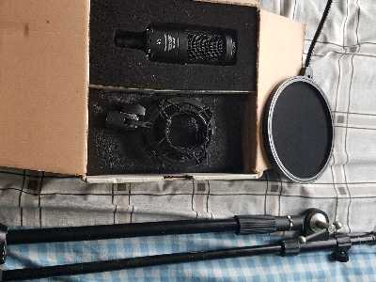 Audio technica at2050 studio condenser microphone xlr  phantom power