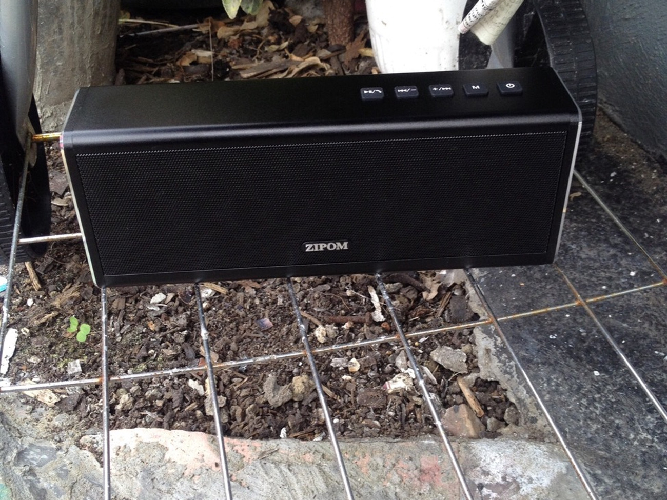 Bas, loud quality speaker 