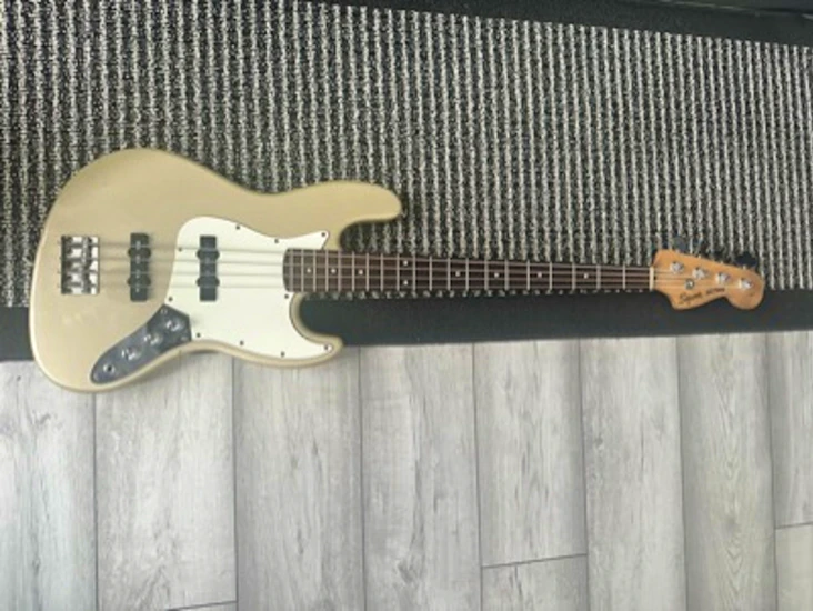 Bass guitar fender squier