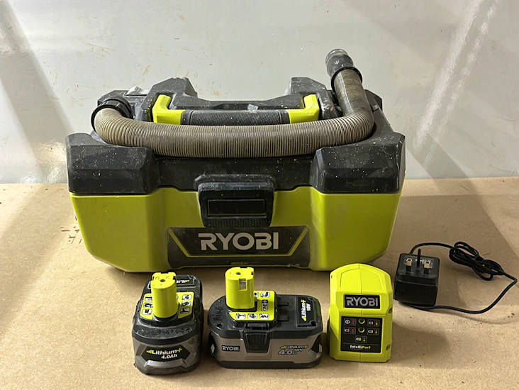 Battery powered dry vacuum