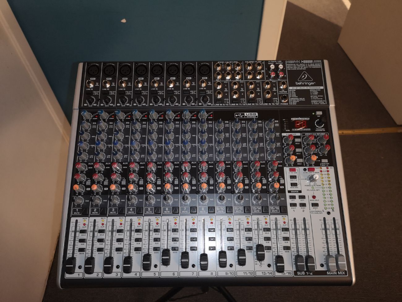 Behringer mixing desk 22 channels