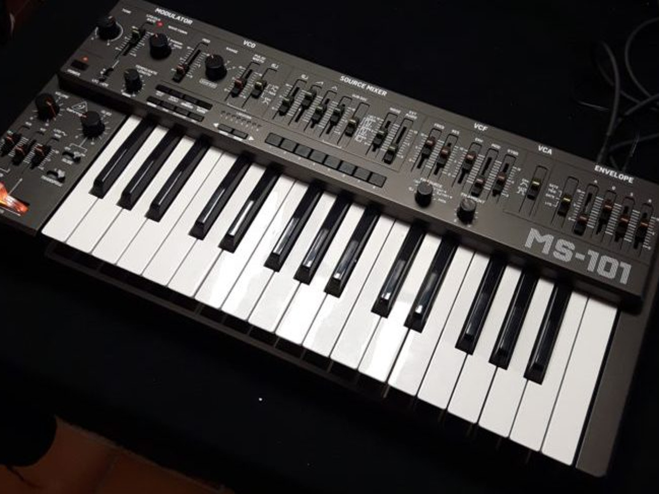 Behringer ms-101 (roland sh-101 clone) 