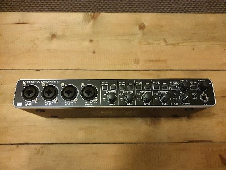 Behringer u-phoria umc404hd audio interface