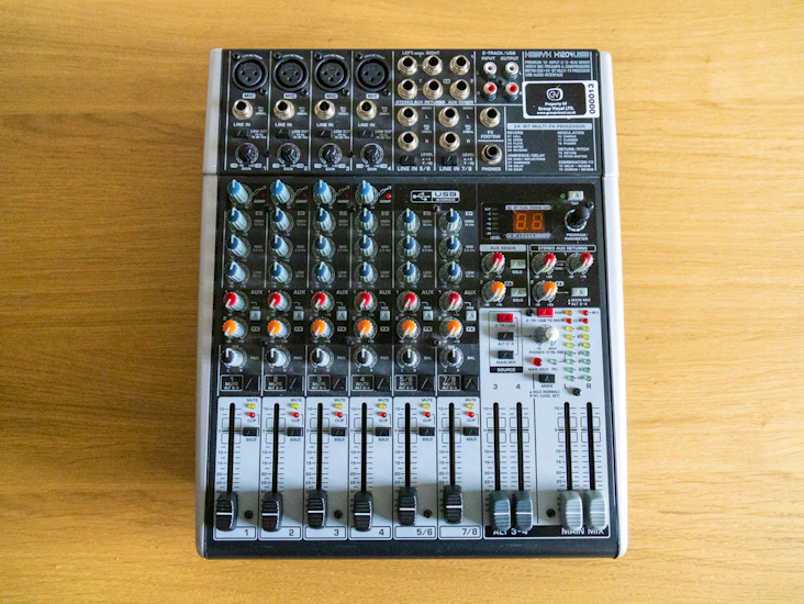 Behringer x1204usb 12-channel fx audio mixer