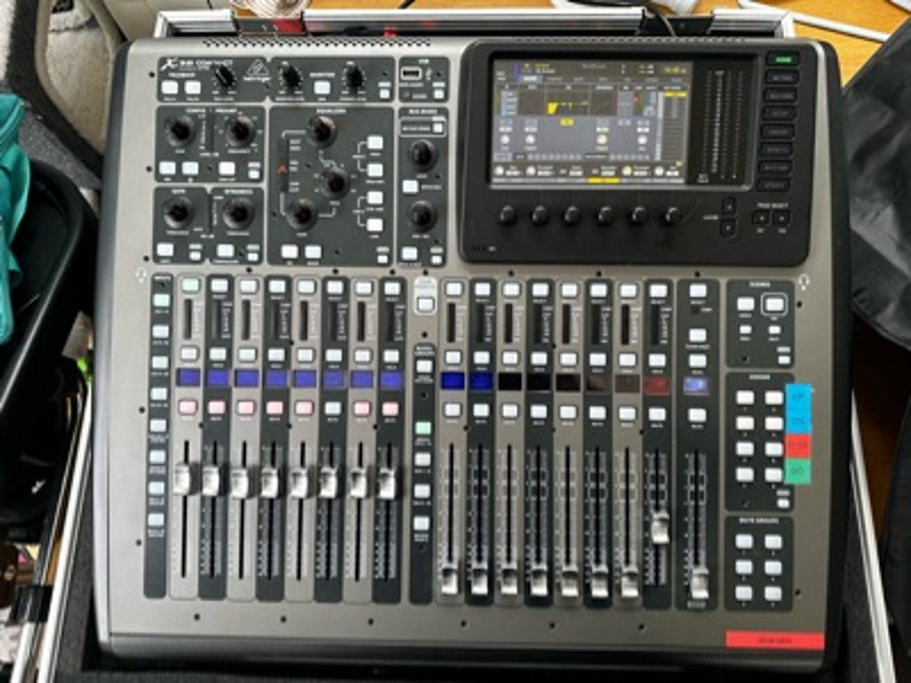 Behringer x32 compact digital sound desk / mixer