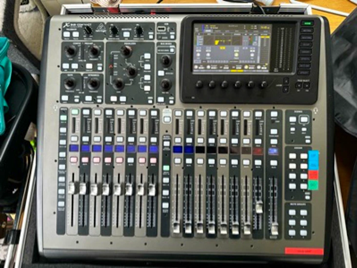Behringer x32 compact digital sound desk / mixer