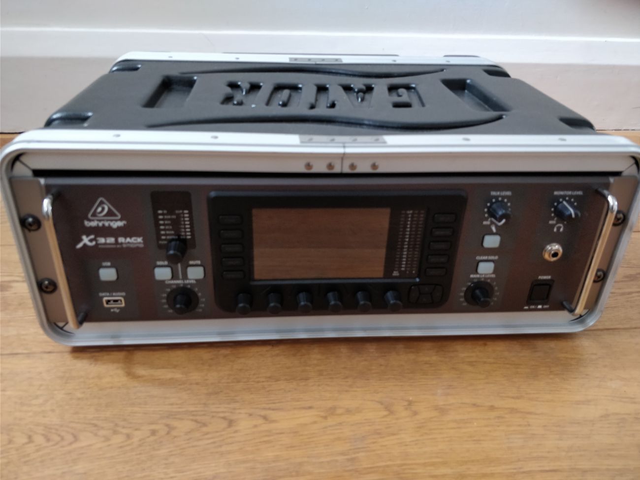 Behringer x-32 rack mixer