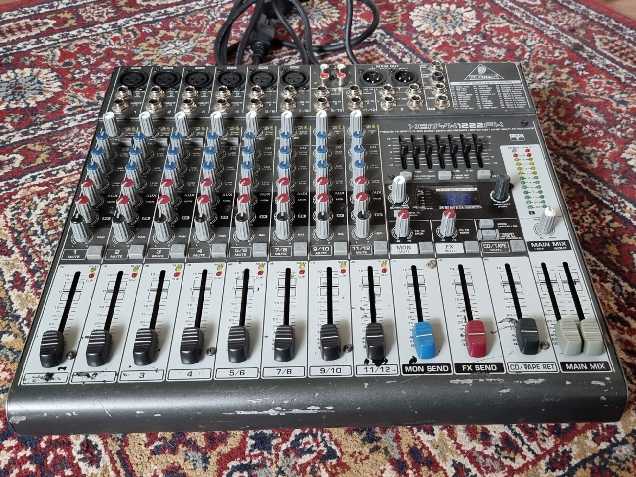 Behringer xenyx 1222 fx mixing desk