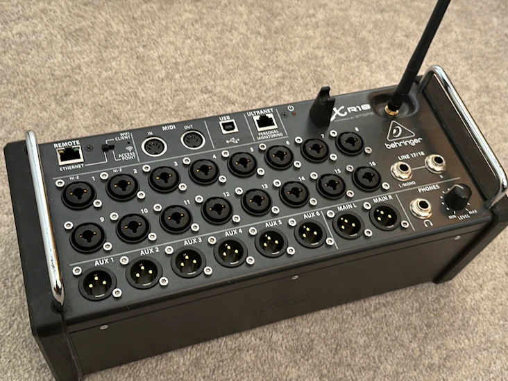Behringer xr18 mixer