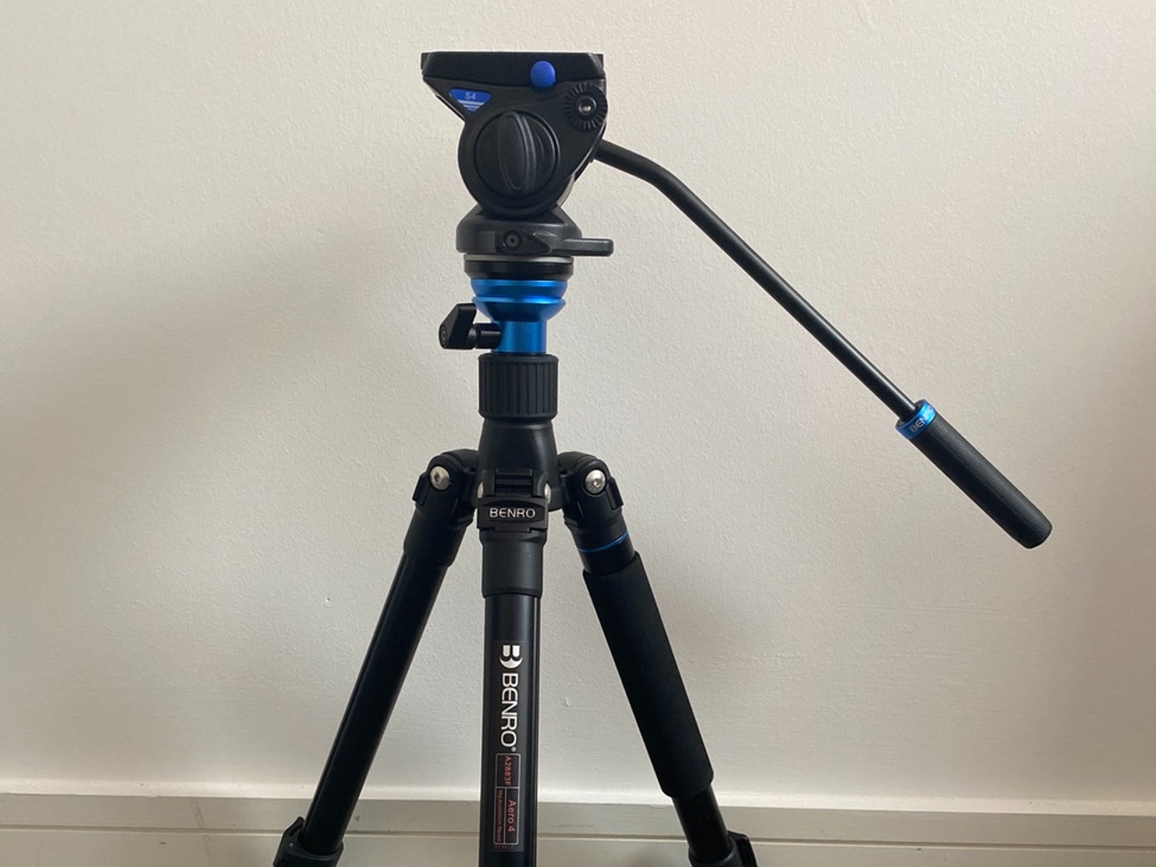 Benro aero 4 compact tripod