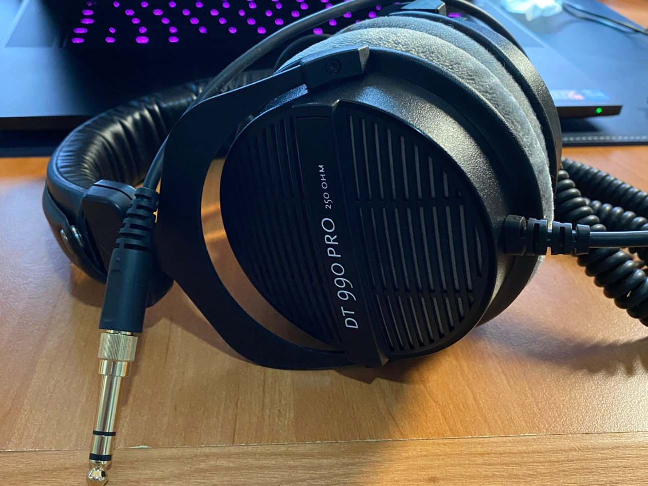 Beyerdynamic dt 990 pro headphones