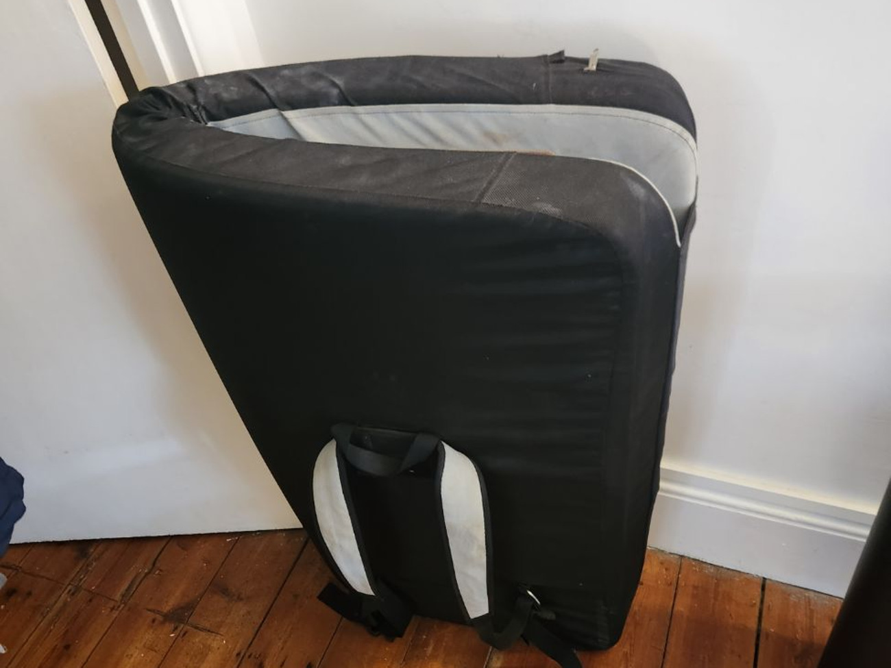 Rent Black diamond crash pad / bouldering mat from James D, Goose Green