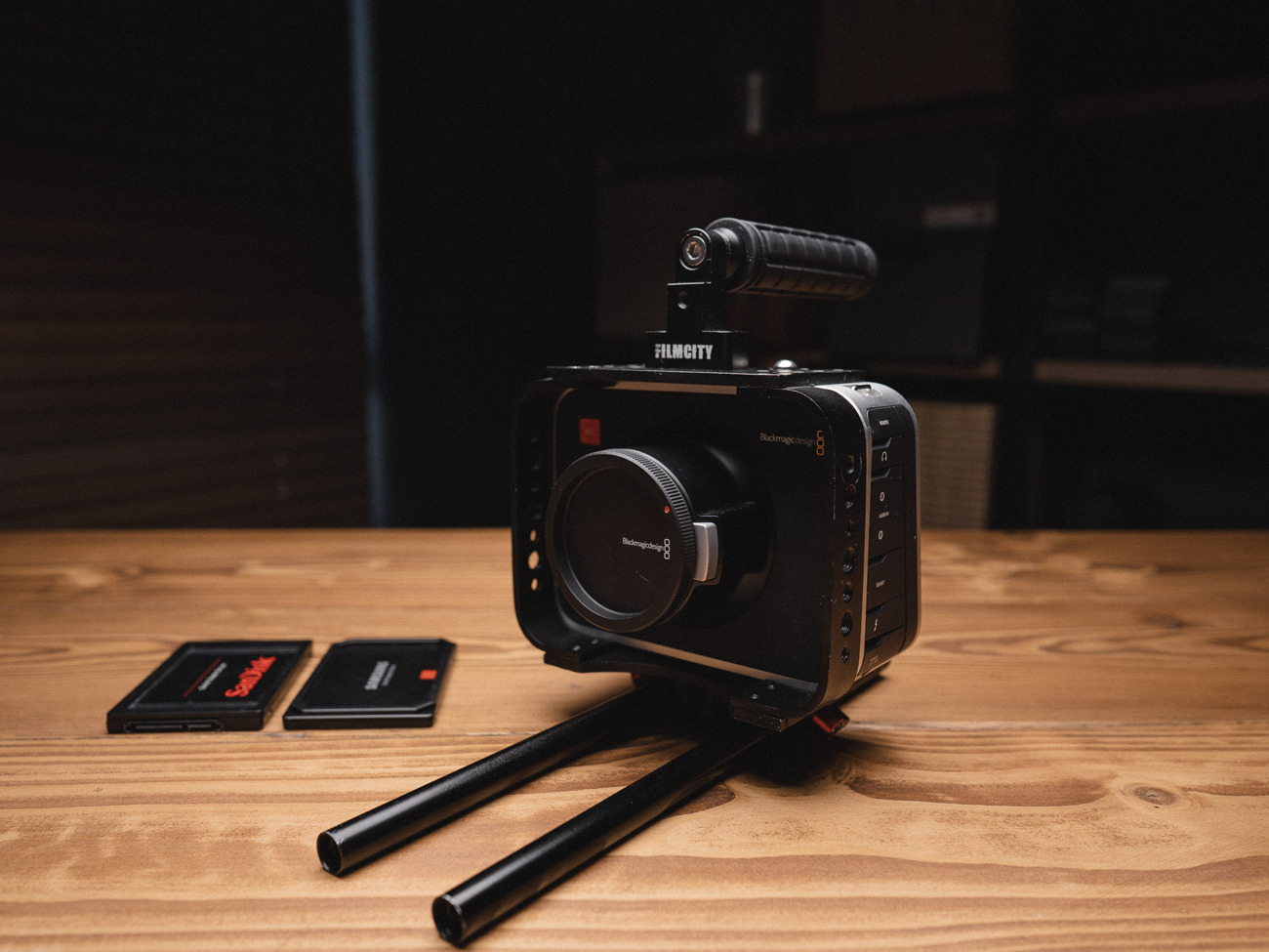 Blackmagic cinema camera ef 2.5k - basic kit