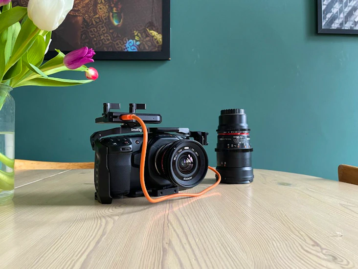 Blackmagic pocket cinema camera 4k + 1tb ssd + cine lens