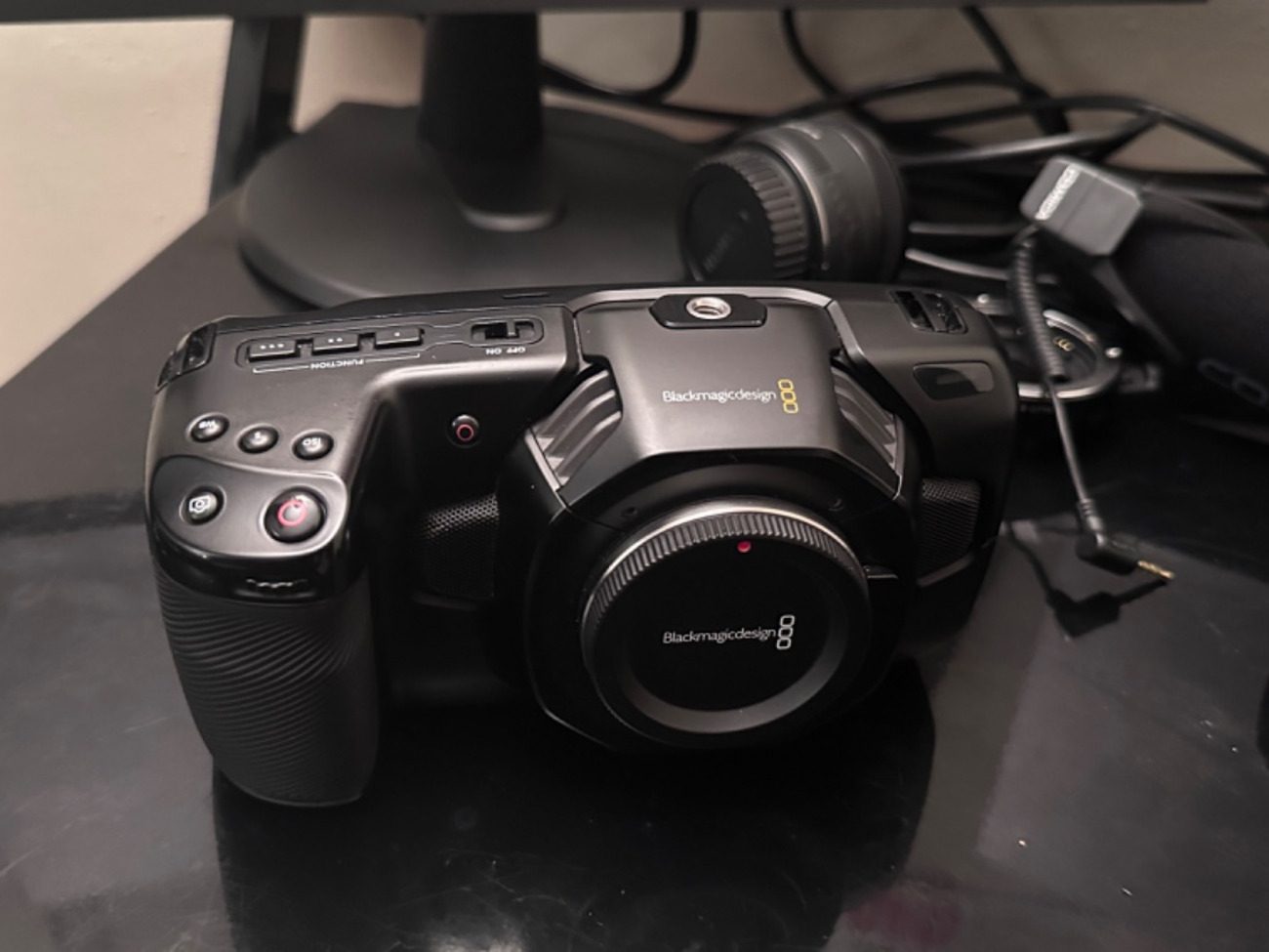 Blackmagic pocket cinema camera 4k + lens & mount