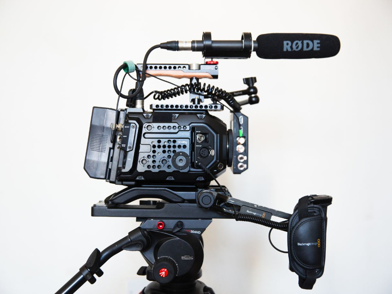 Blackmagic ursa mini pro 4.6k (ef) full shooting kit 