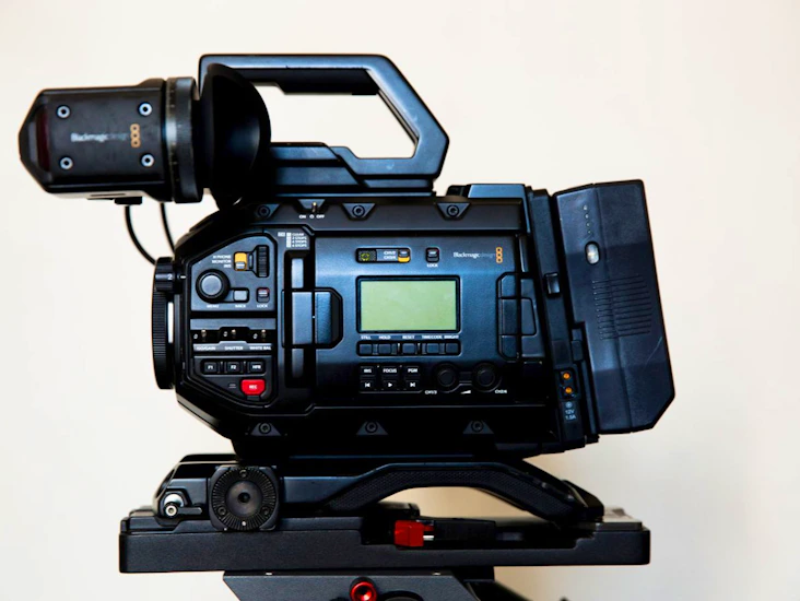 Blackmagic ursa mini pro 4.6k (ef) shoulder kit