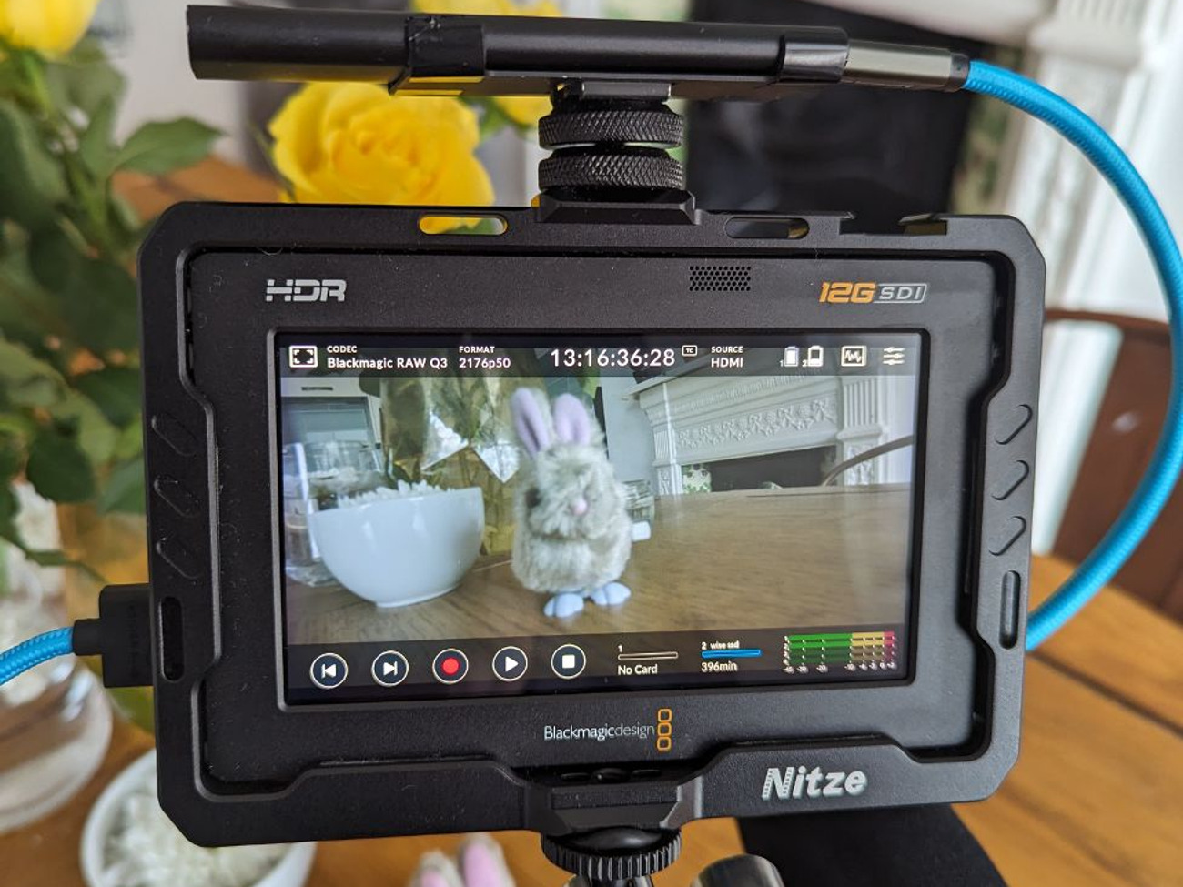Blackmagic video assist 12g, 2tb ssd + cage, cables, arm, mount