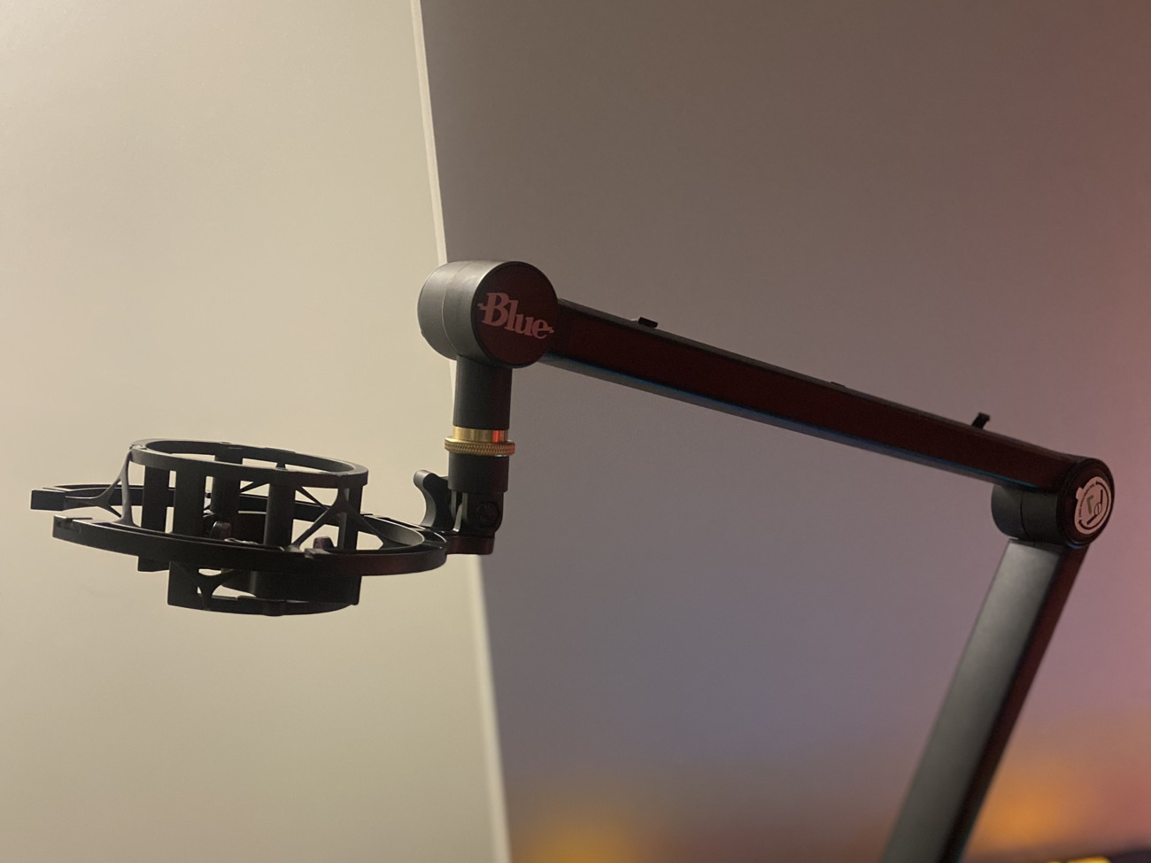 Blue compass broadcast arm