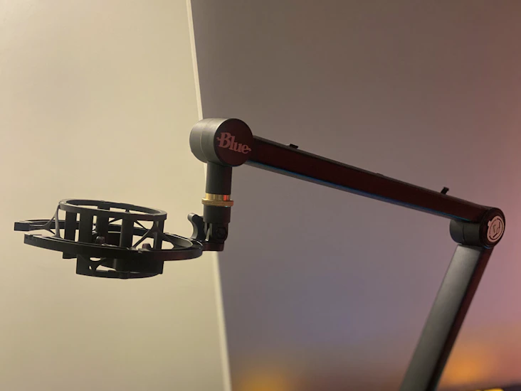 Blue compass broadcast arm