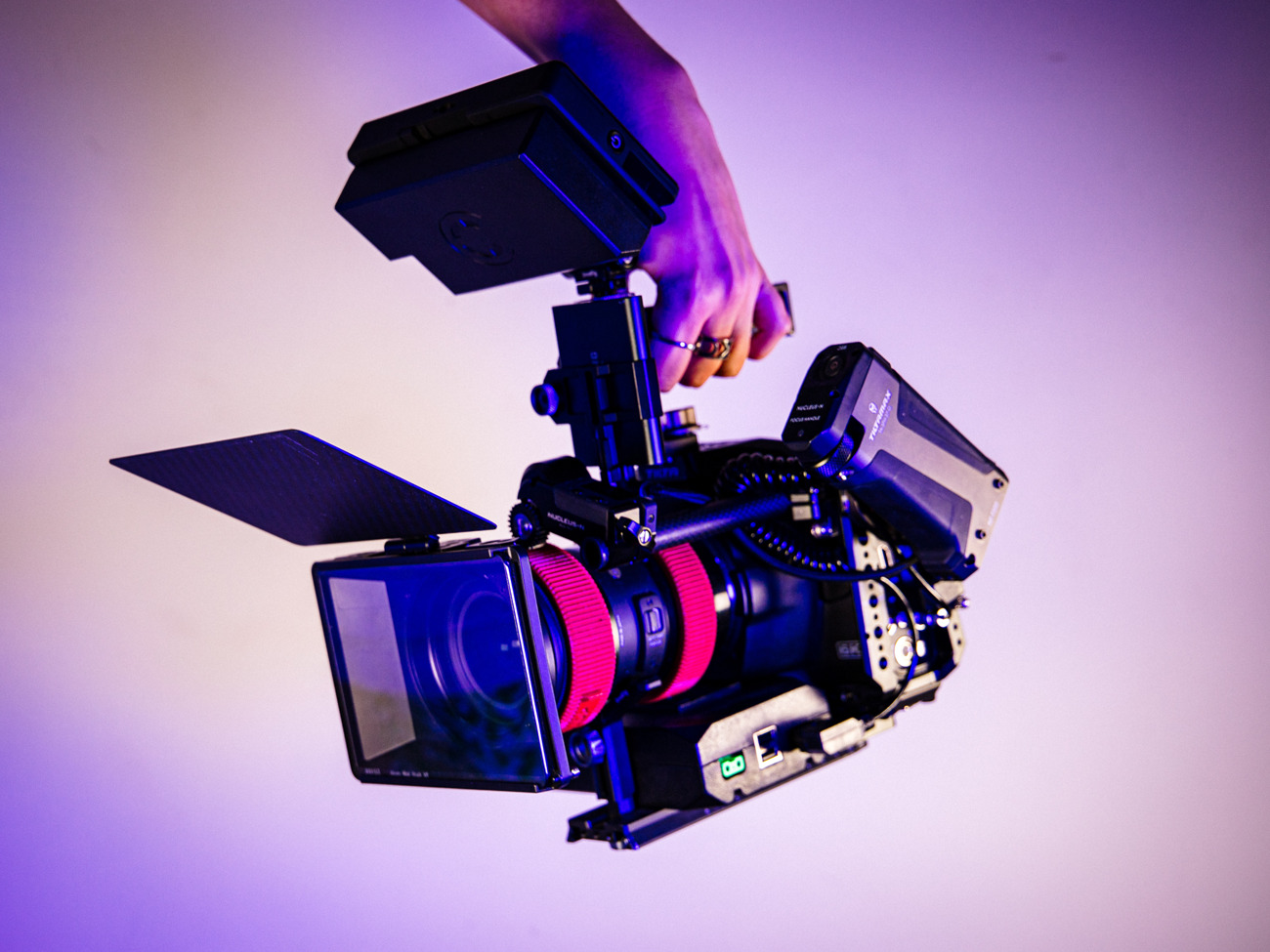 Bmpcc 6k pro handheld kit - 18-35mm + ff + screen + vlock + mattebox + ssd (blackmagic)