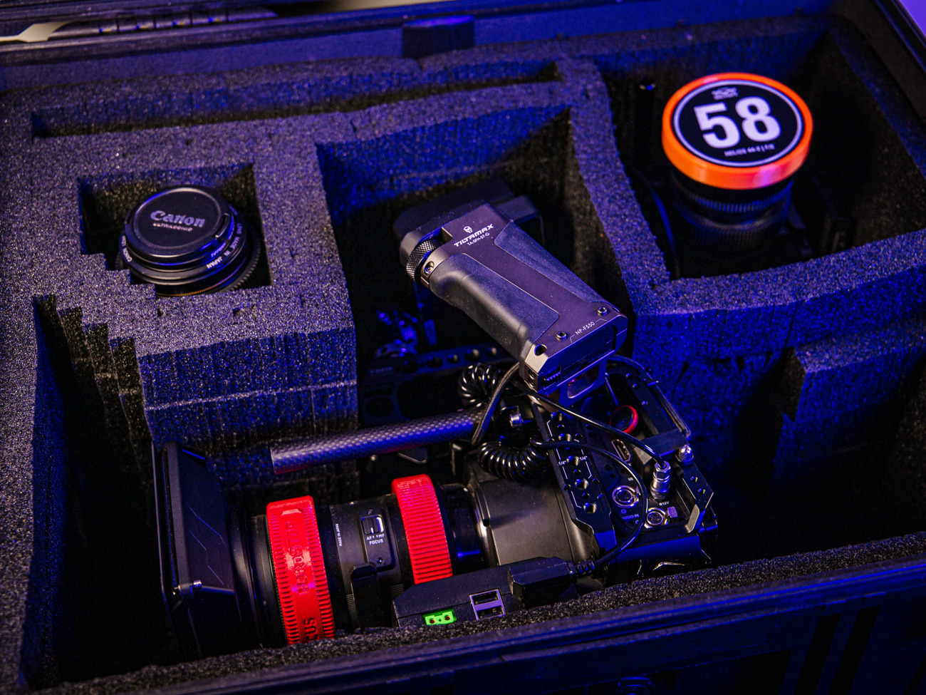 Bmpcc6kpro mega kit - 18-35mm + ffhandle + screen + vlock + tripod + ssd (blackmagic)