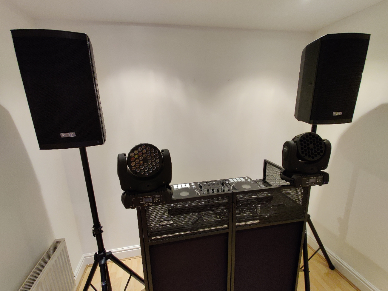 Booth 2x1000watt speakers 2x moving head lights all cables