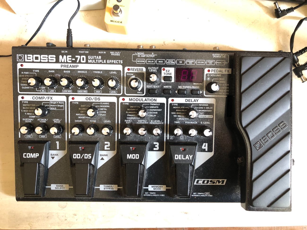 ME-70 boss （Rent Boss ME70 Guitar Multi-Effect Pedal from