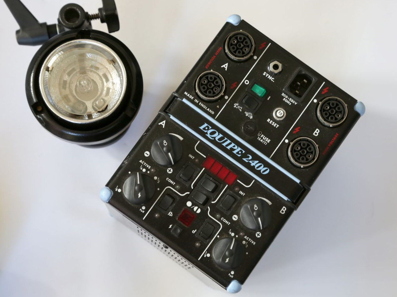 Bowens equipe 2400 power pack with two heads