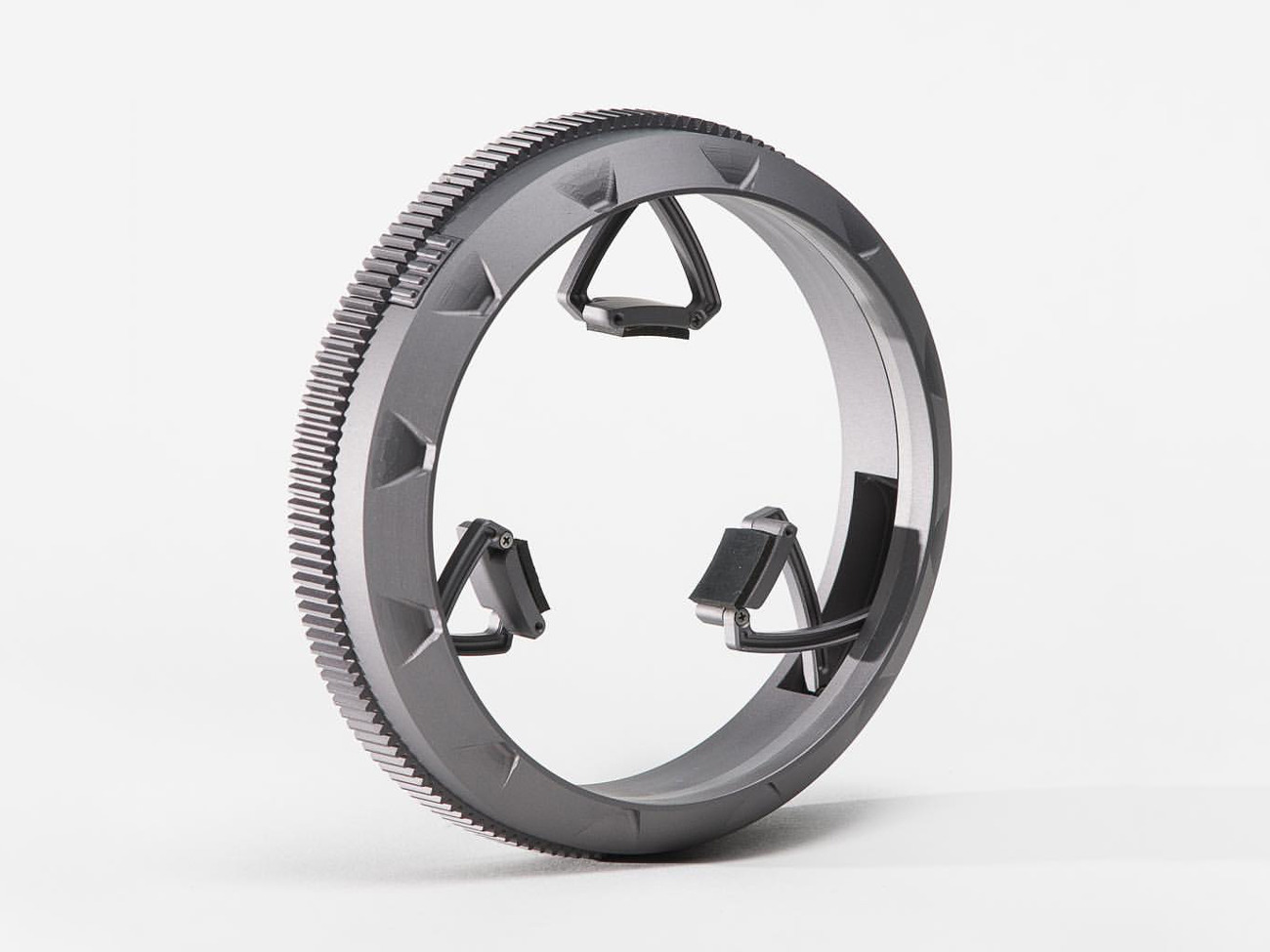 Broken anchor design zero follow focus ring