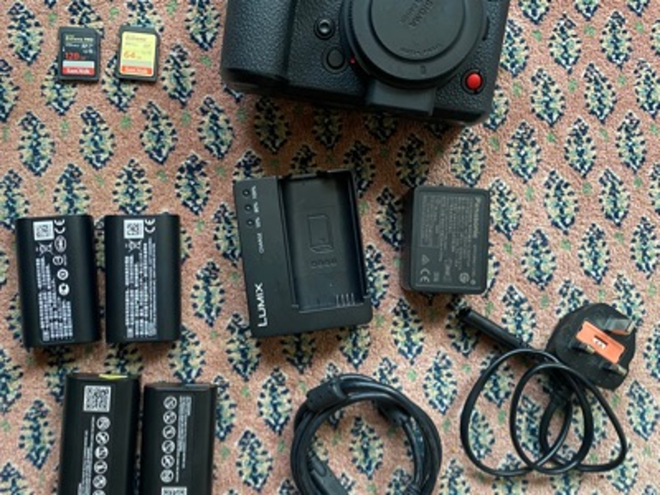 Camera kit deal : panasonic lumix s1h +batteries charger+bag