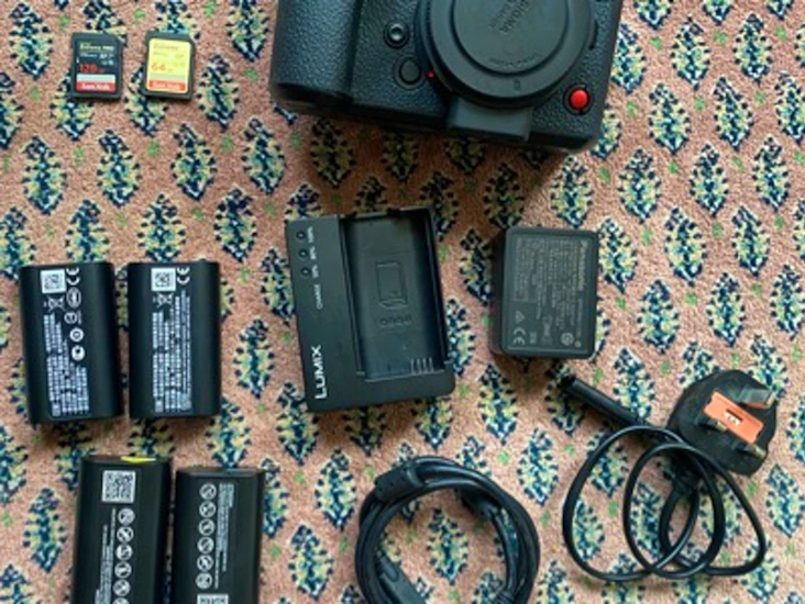 Camera kit deal : panasonic lumix s1h +batteries charger+bag