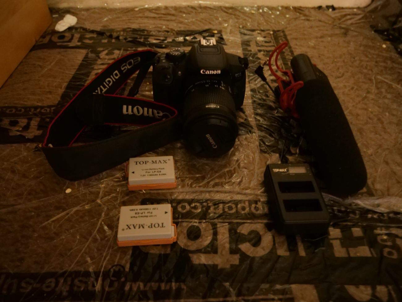 Cannon 700d with 2 battery and rod mic
