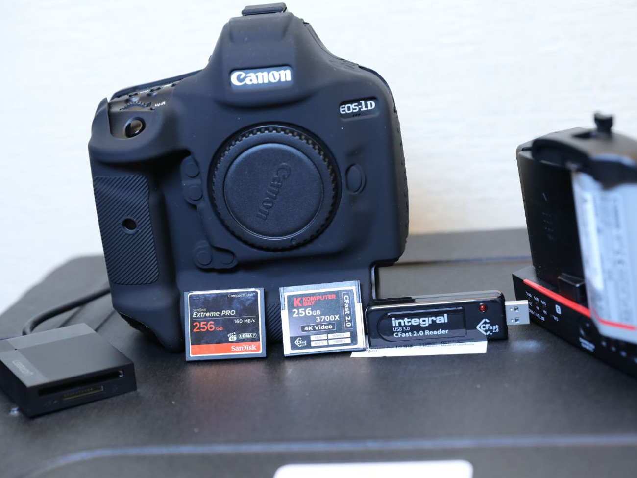 Canon 1dx mark ii 2  ( 2 batteries )-  + 2x 256gb cf cards c-log upgrade - 60 fps 4k video  -