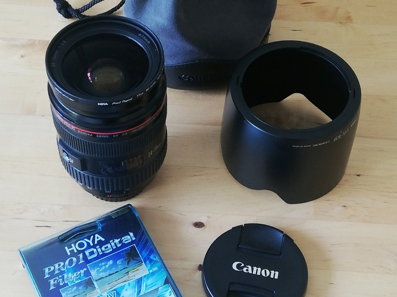 Canon 24-70mm 2.8 lens with uv filter, pouch & lens hood