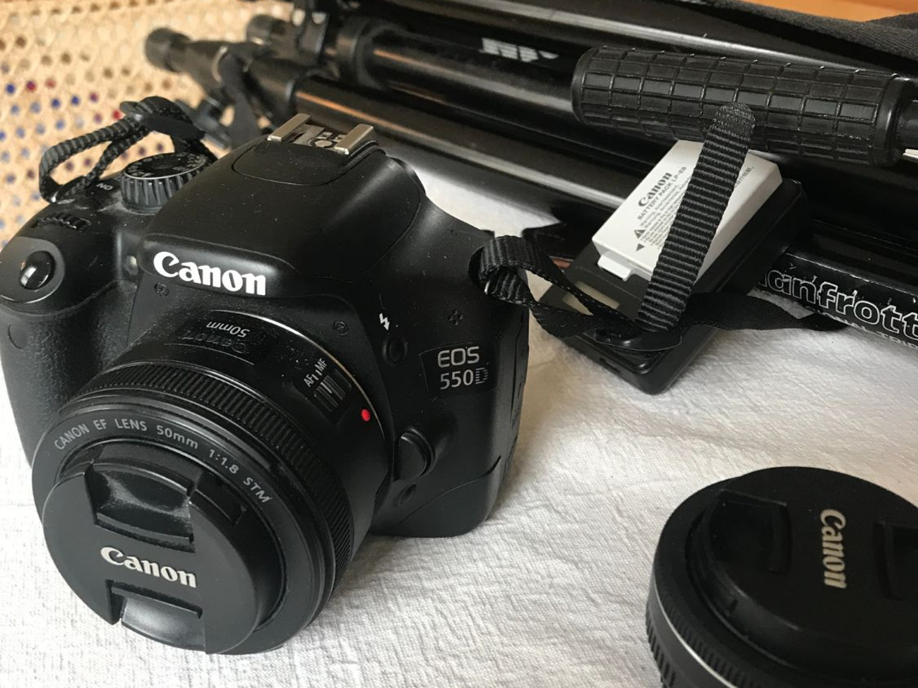 Canon 550d full kit (2 lenses, spare battery, tripod)