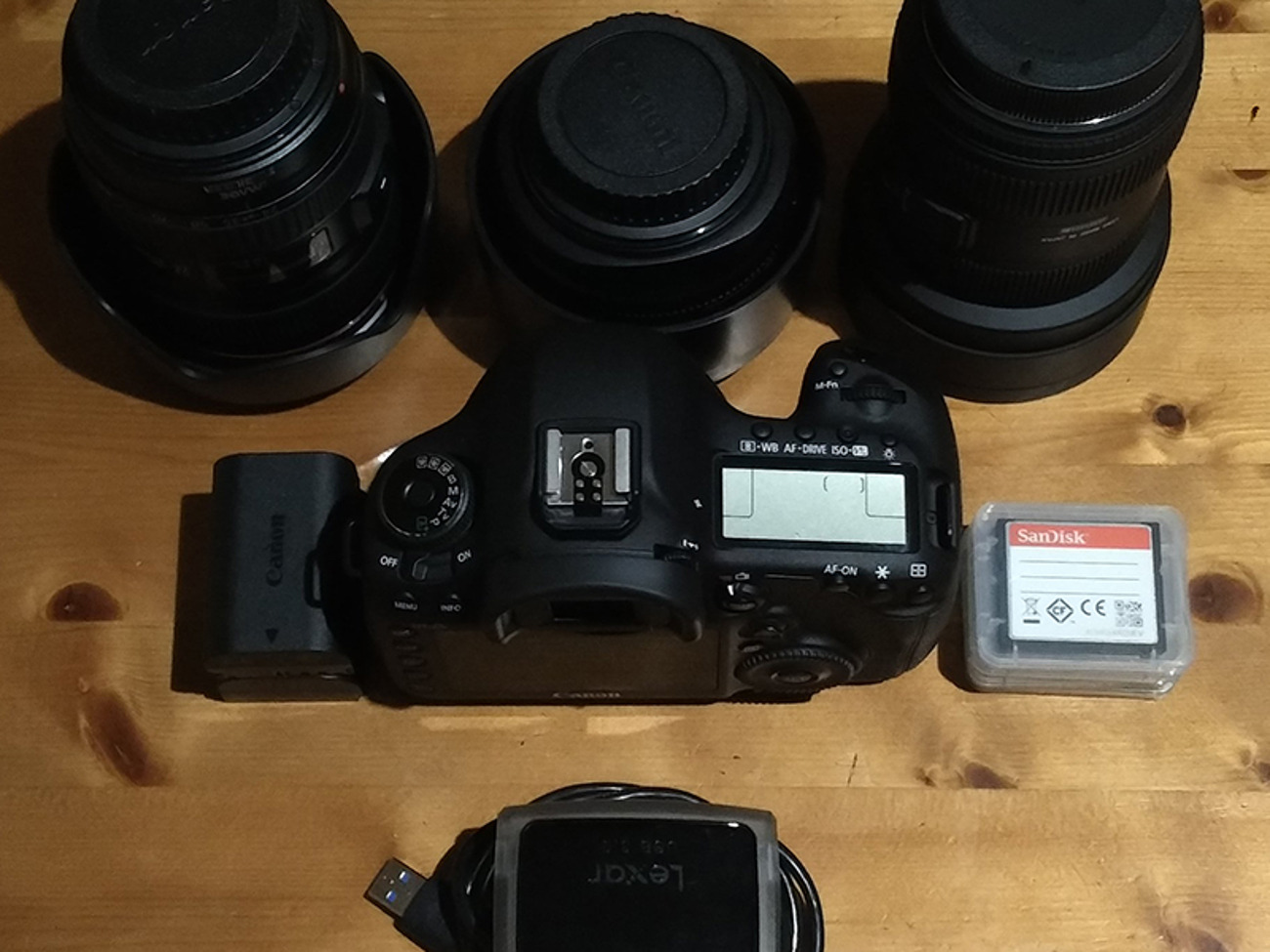Photographer with canon 5d mkiii kit.