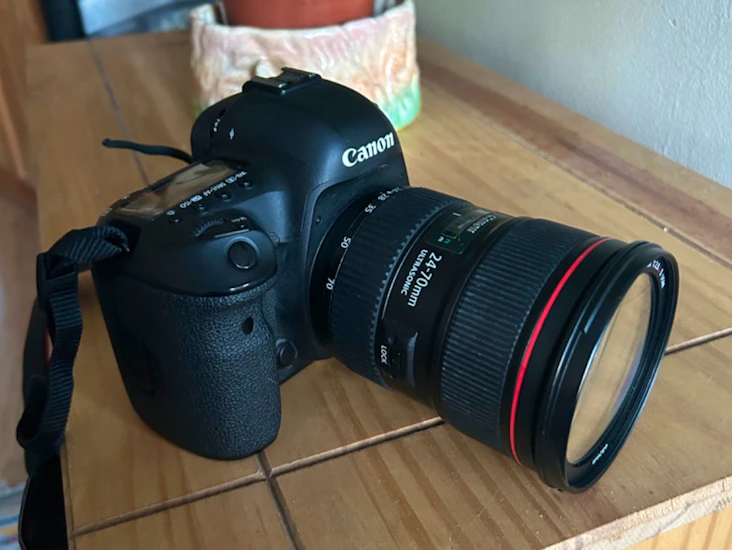 Canon 5d mkiv camera with ef 24-70 lens